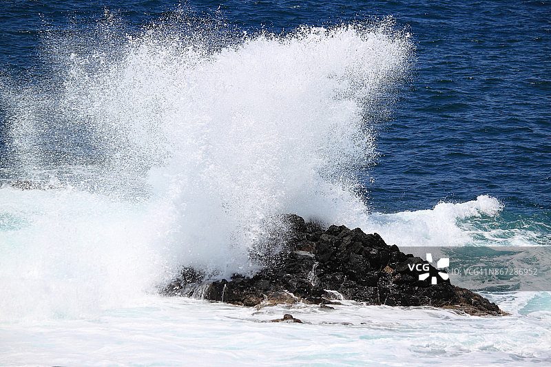 海浪拍打着悬崖图片素材