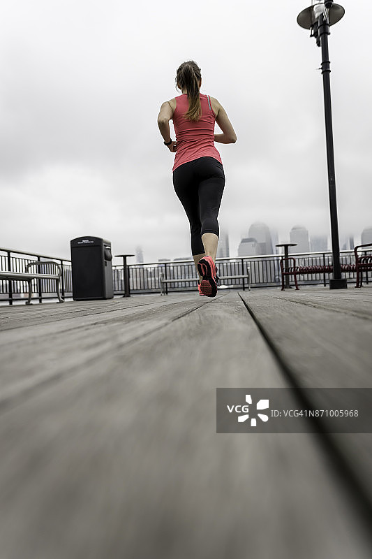 健康的生活方式年轻女性在纽约跑步图片素材