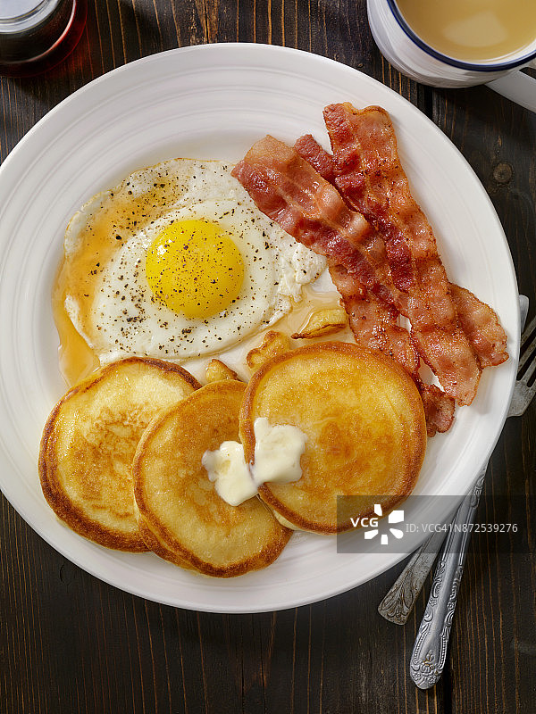 大满贯早餐-煎饼，培根和鸡蛋图片素材