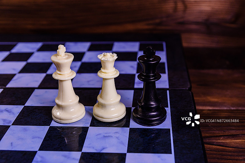 国际象棋棋盘上棋子的组合图片素材