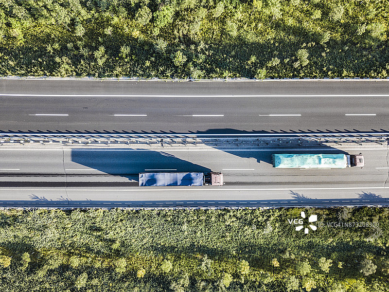 从空中俯瞰交通和立交桥图片素材