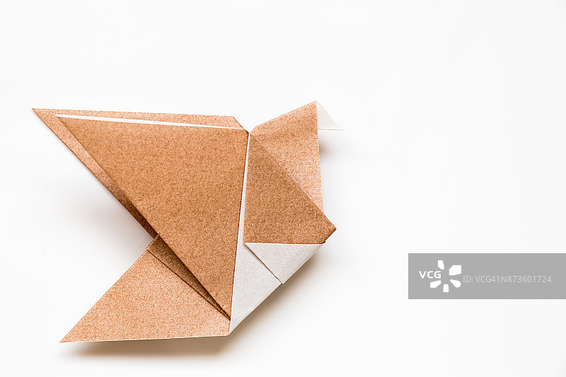 棕色折纸在飞行鸟形状的背景图片素材