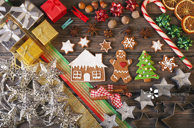 圣诞节自制的姜饼饼干放在质朴的木桌上图片素材