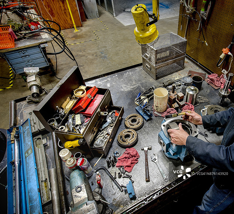 人与工具在工业工作台上图片素材