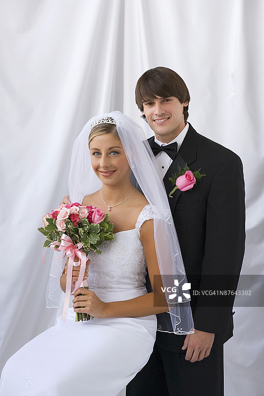 新娘和新郎微笑图片素材