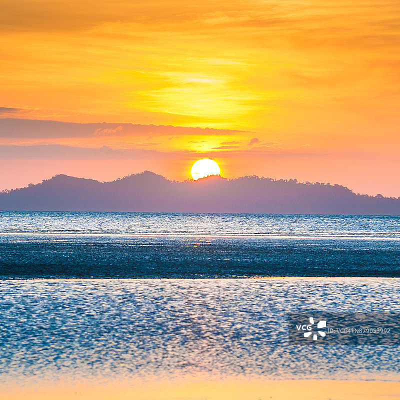 美丽的日落在热带海洋与长尾船在泰国南部图片素材