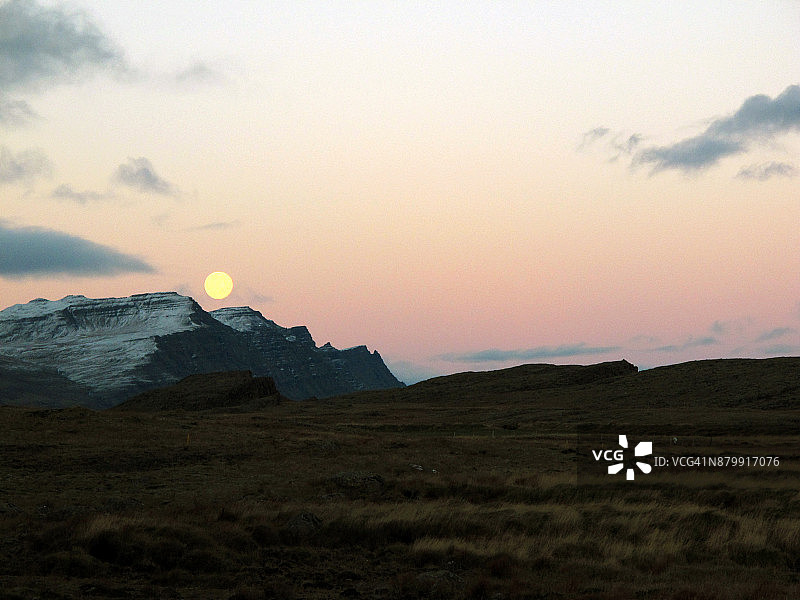 冰岛东部Djúpivogur的满月图片素材