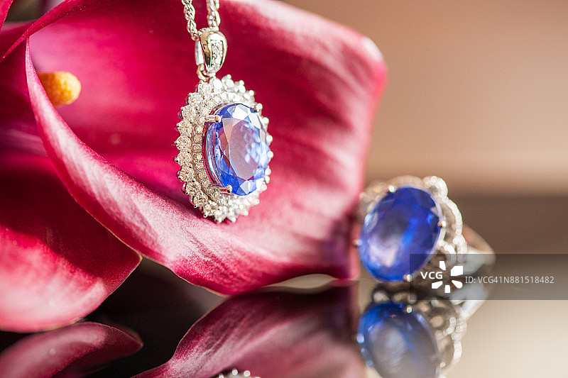 蓝宝石钻戒，无颈，带花图片素材