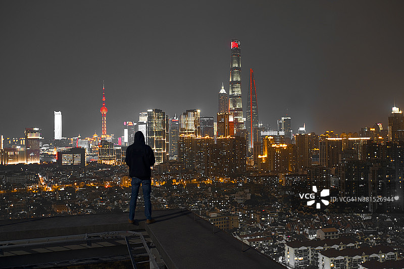 一男一女在夜视上海城楼，鸟瞰图图片素材