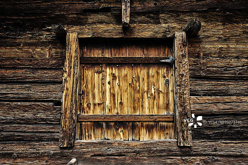 历史悠久的木谷仓，木屋或小屋的细节，在瑞士泽马特，瑞士阿尔卑斯山的山上图片素材