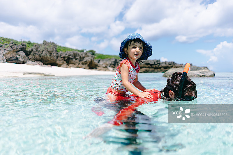 小女孩和妈妈在热带水域玩，爱美群岛，日本图片素材