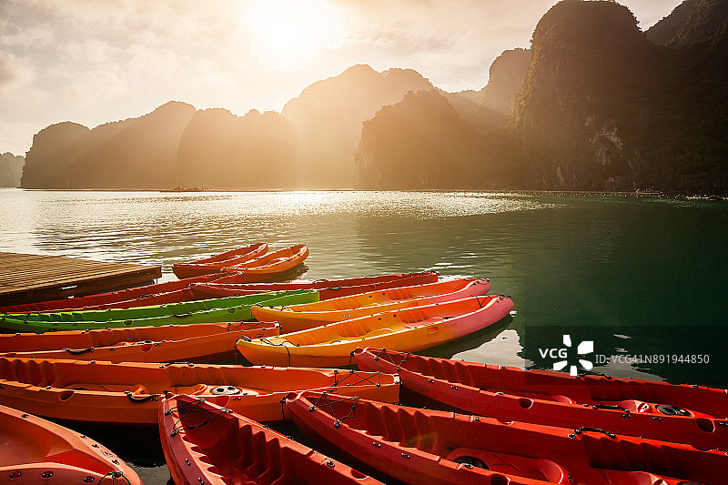 日落时分，越南下龙湾的皮划艇图片素材
