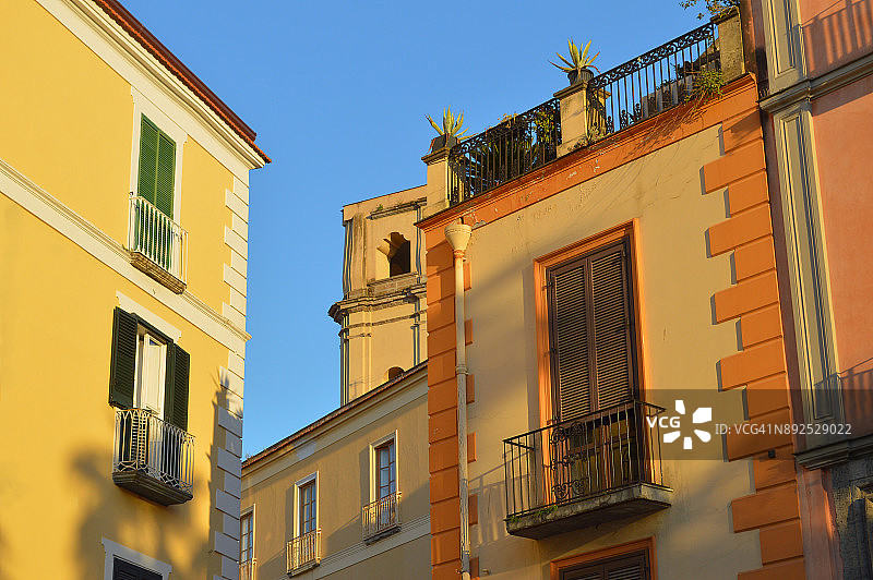 意大利索伦托的街景，在温暖的午后光线下有两个对角线的建筑细节图片素材
