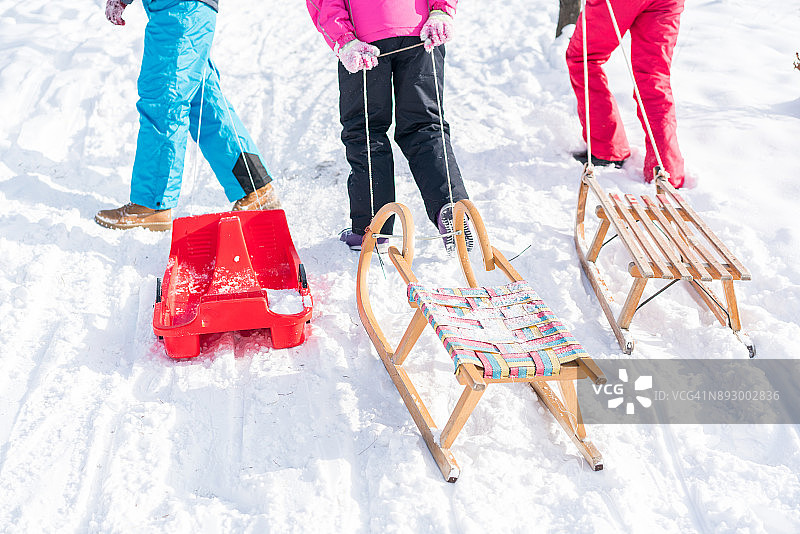 孩子们在雪地上滑雪，玩得很开心图片素材