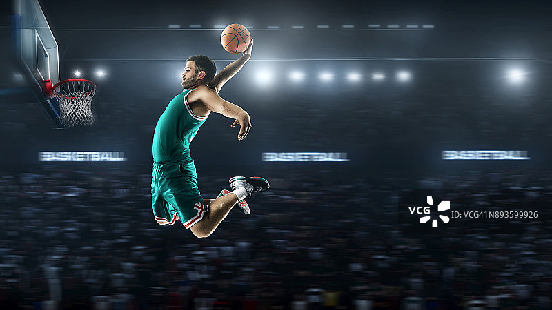 一名篮球运动员在体育场全景中跳跃图片素材