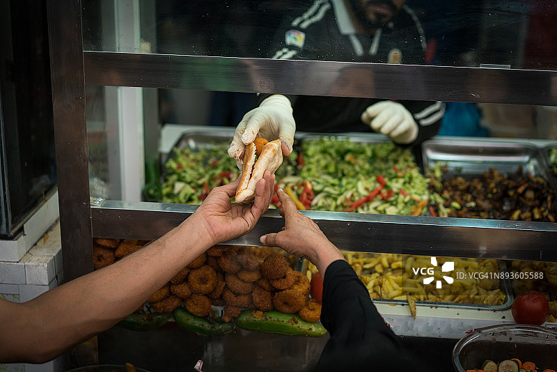 制作传统的免费街头食品分发给人们图片素材