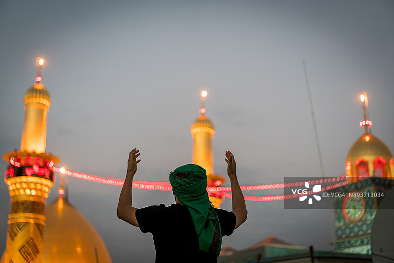 一名男子在清真寺祈祷图片素材