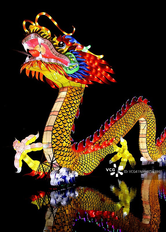 中国传统的龙灯映在水中图片素材
