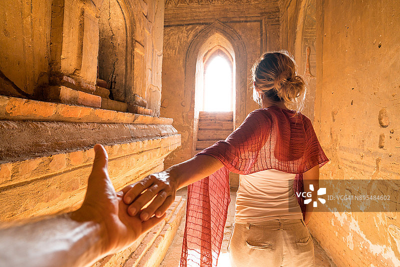 跟着我去概念，女主男友在缅甸蒲甘古庙内图片素材