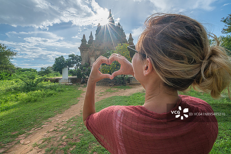 年轻女子喜爱蒲甘寺庙，缅甸图片素材