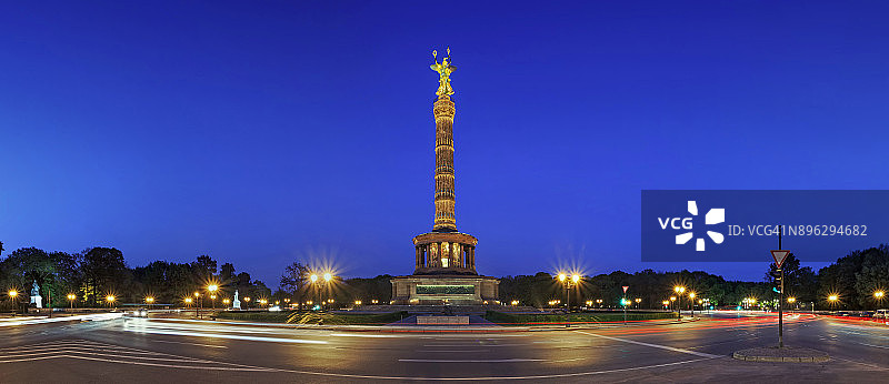 著名的胜利柱(Siegessäule)在德国首都柏林在每年的公共灯光活动期间特别照明，并与过往的汽车在晚上图片素材