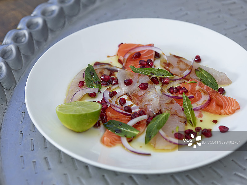 吃健康的三文鱼沙拉图片素材