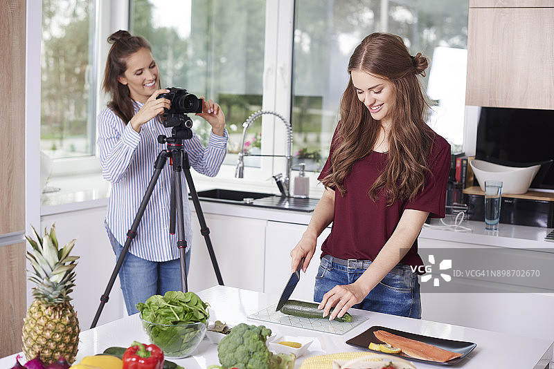 女人们在为她们的美食博客录制视频图片素材