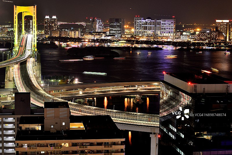东京湾夜景:彩虹桥、台场及高层建筑图片素材