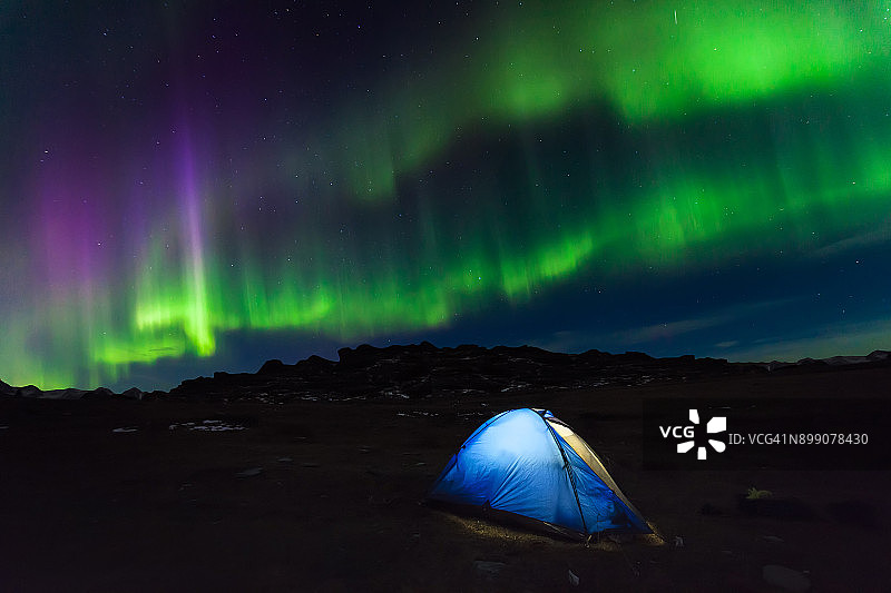 在山上的北极光下搭帐篷图片素材