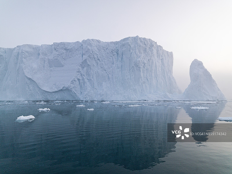 格陵兰岛北冰洋上的巨大冰川图片素材