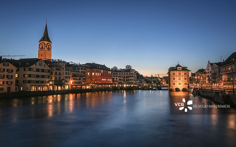 黄昏时分，苏黎世市中心映在利马特河上，瑞士图片素材