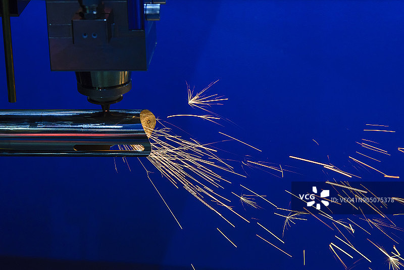 光纤激光切割机用火花光切割钢管。图片素材