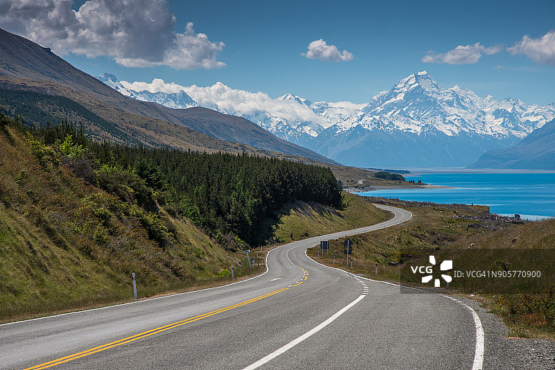 普卡基湖和前往新西兰彼得瞭望台的库克山图片素材