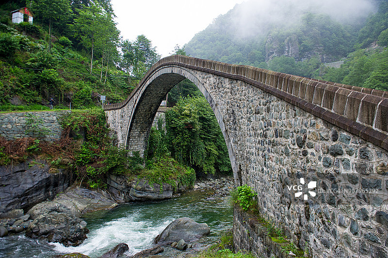 土耳其，Rize, Ardesen区，河上的古老石桥图片素材