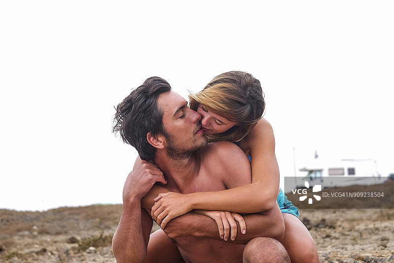 在海滩上接吻的情侣图片素材
