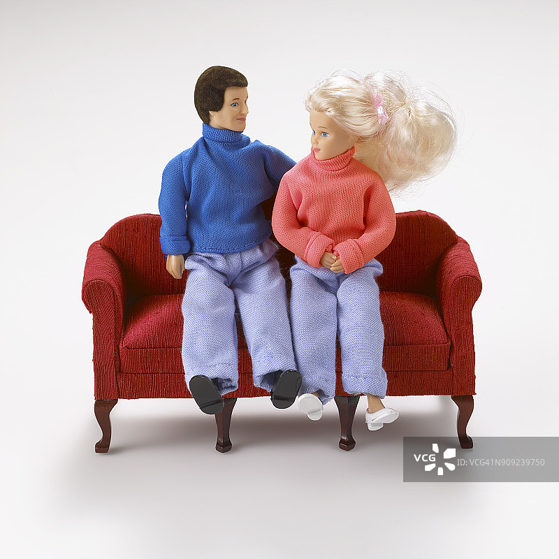 男女玩偶坐在迷你沙发上图片素材