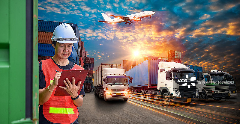 工头控制装卸集装箱箱到卡车为物流进出口背景，业务物流概念，物流进出口和运输行业背景图片素材