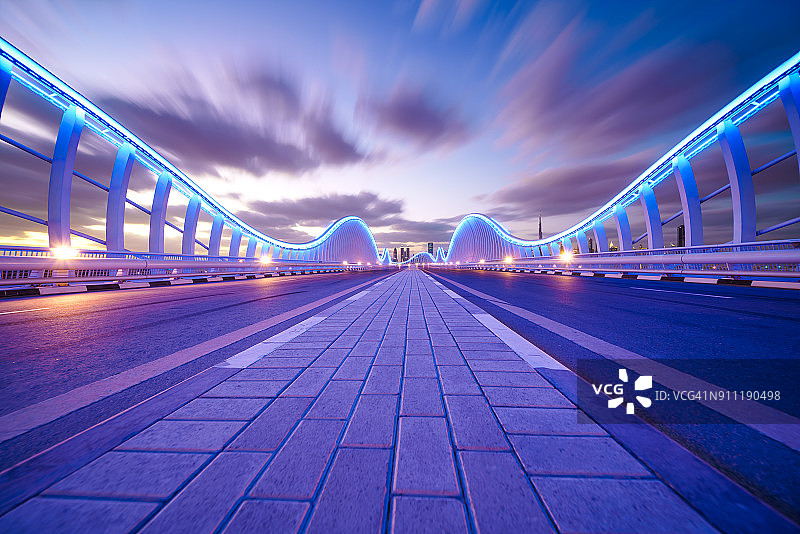 迪拜梅丹大桥之夜图片素材