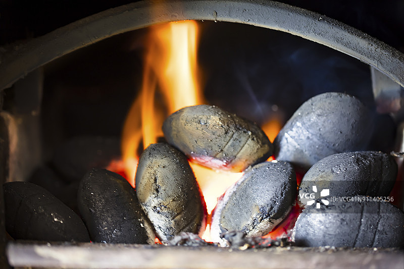煤炉燃烧。爱尔兰传统乡村农舍里的火炉图片素材
