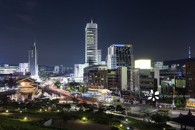 首尔东大门周围街道的夜景图片素材
