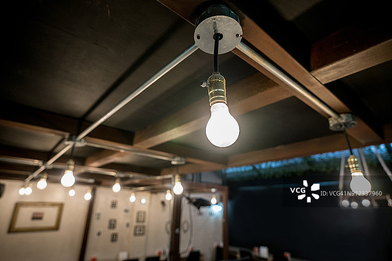 创意办公室的灯泡被点亮了图片素材