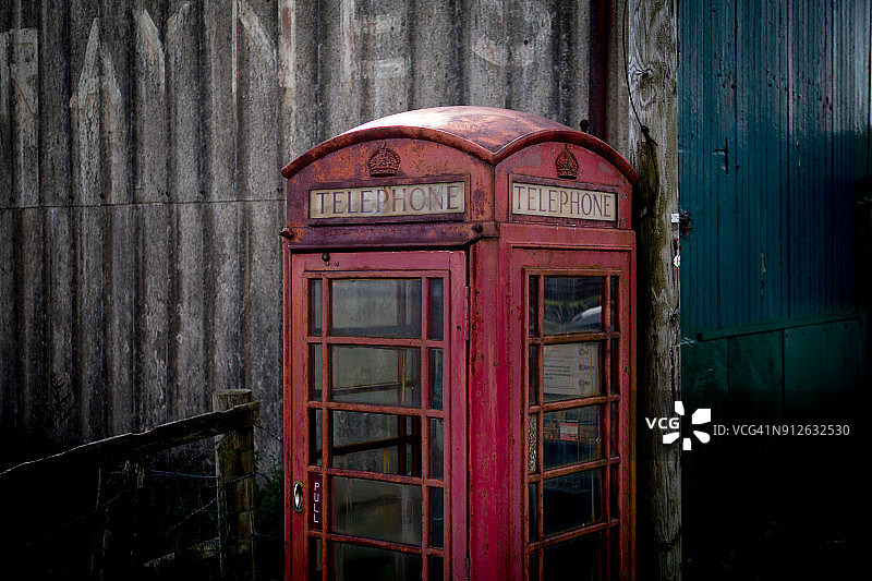 一个旧电话亭在等待一个电话图片素材