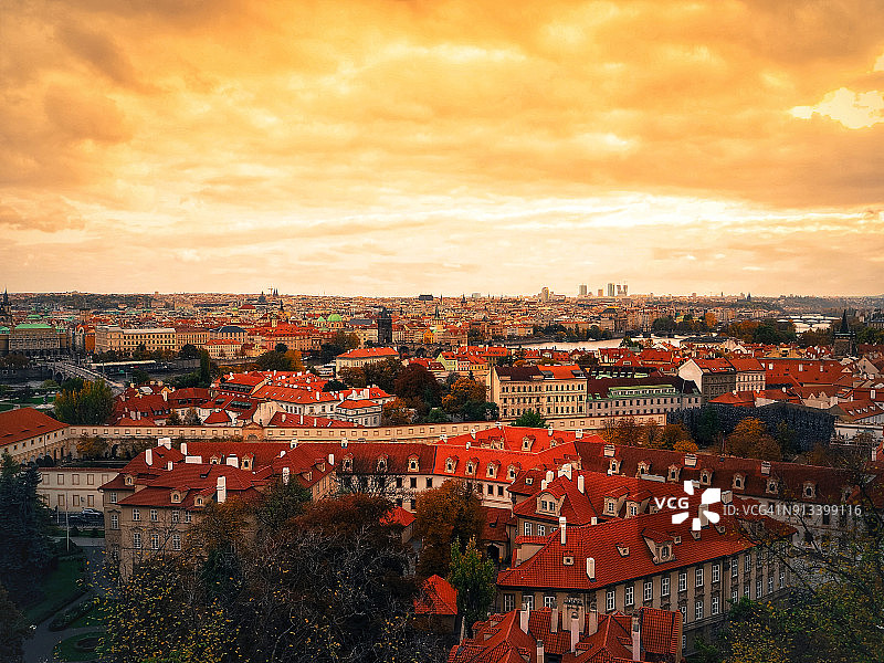 秋天从布拉格城堡鸟瞰捷克共和国布拉格市的红色屋顶图片素材