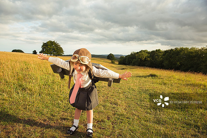 年轻的英国商务女孩飞行喷气背包图片素材