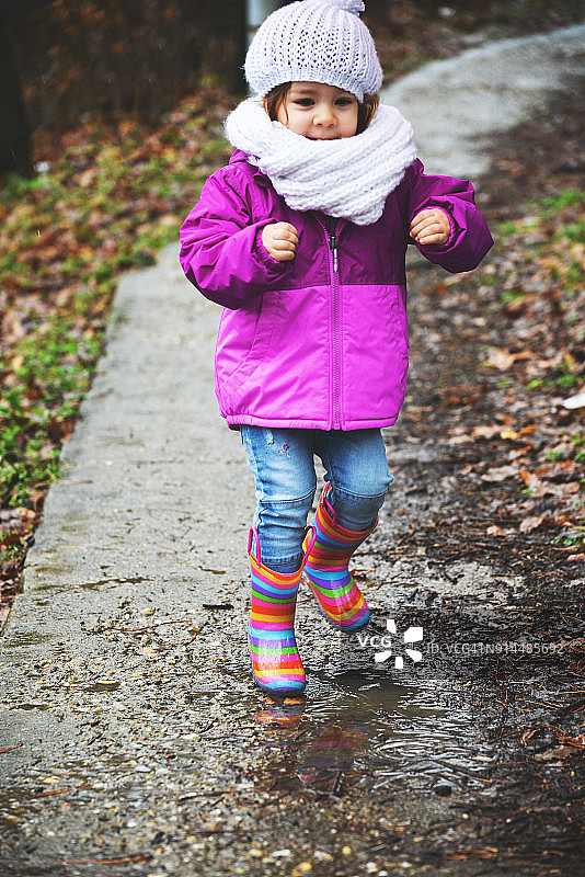 下雨天穿着胶靴的孩子图片素材