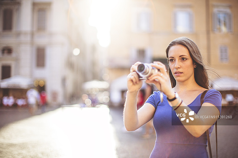 罗马孤独的女游客图片素材