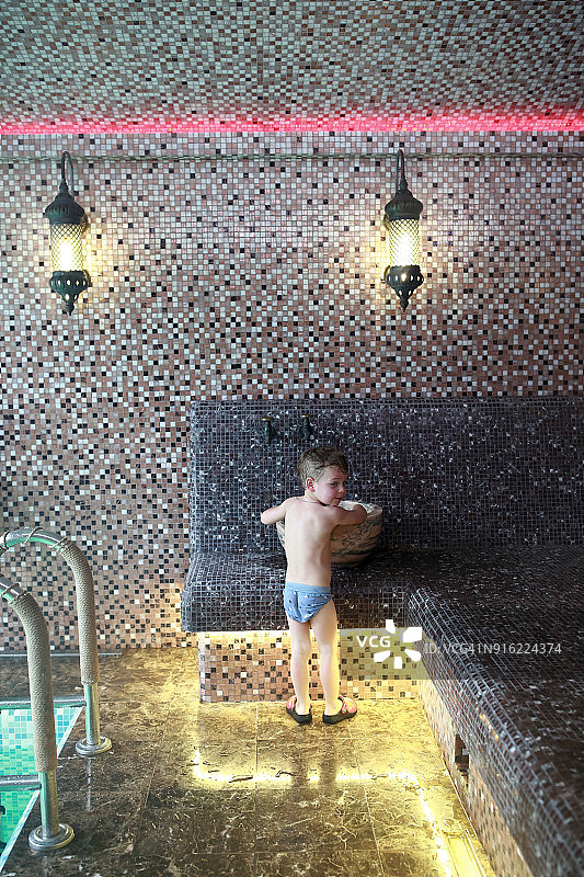 孩子在澡堂图片素材