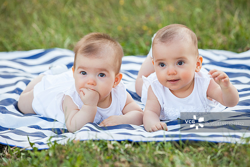 外面毯子上的双胞胎女孩图片素材
