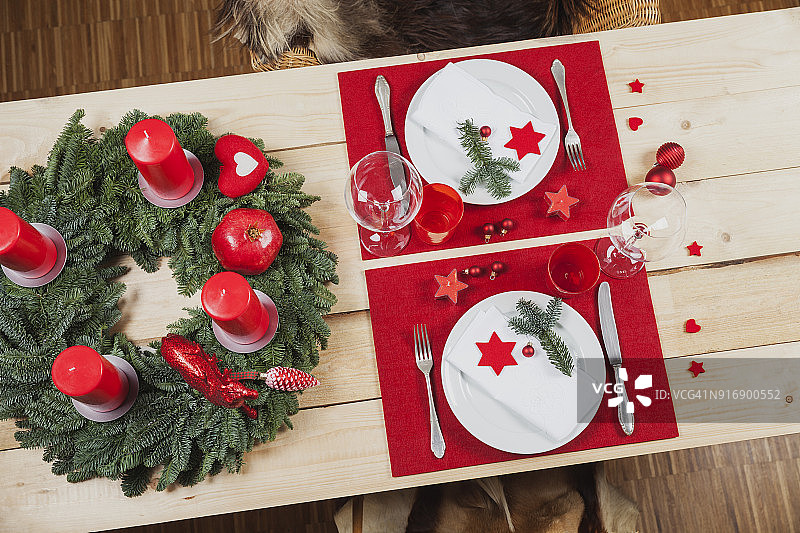圣诞节装饰的餐桌图片素材