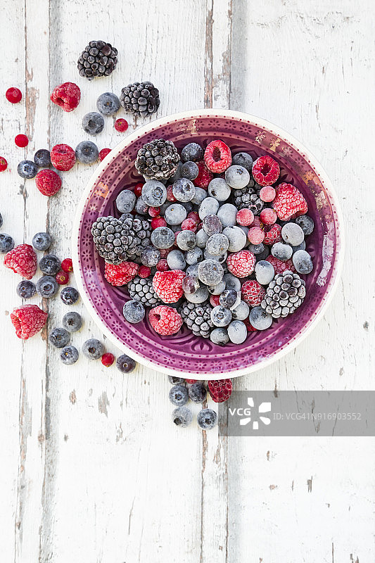 一碗深冻的红洋流，树莓和黑莓图片素材